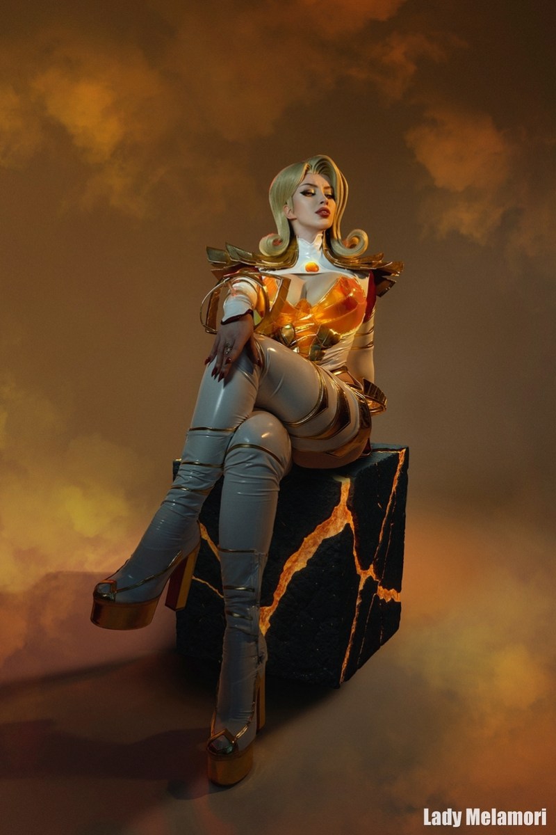 Clair Obscur Expedition 33 Lune Cosplay 7