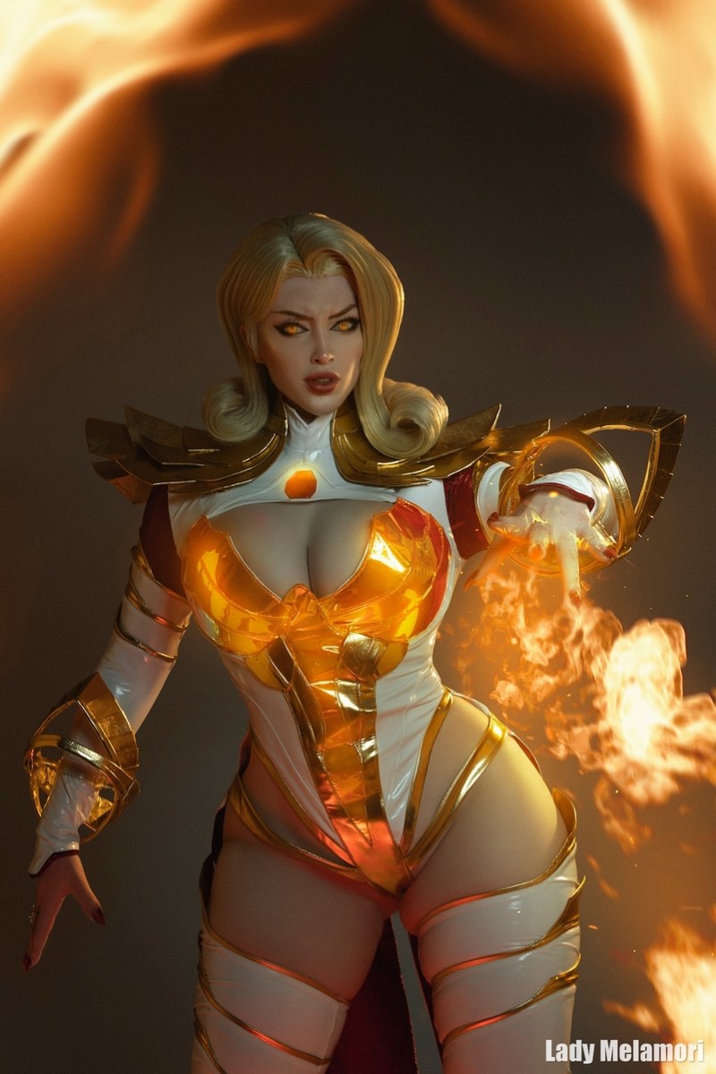 Clair Obscur Expedition 33 Lune Cosplay 8