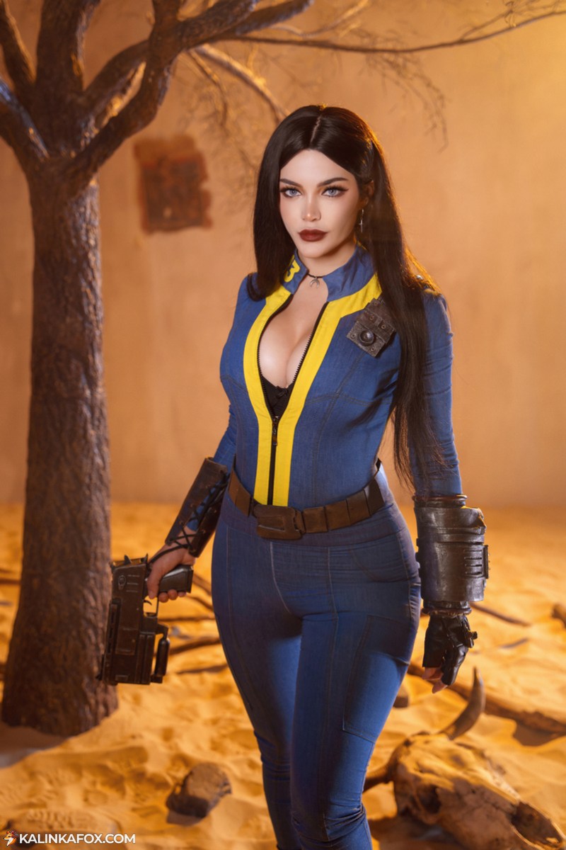 Fallout - Vault Dweller (Female) Cosplay full body portrait