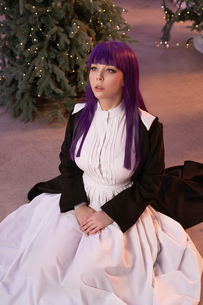 Frieren - Beyond Journeys End - Fern Cosplay full length photo