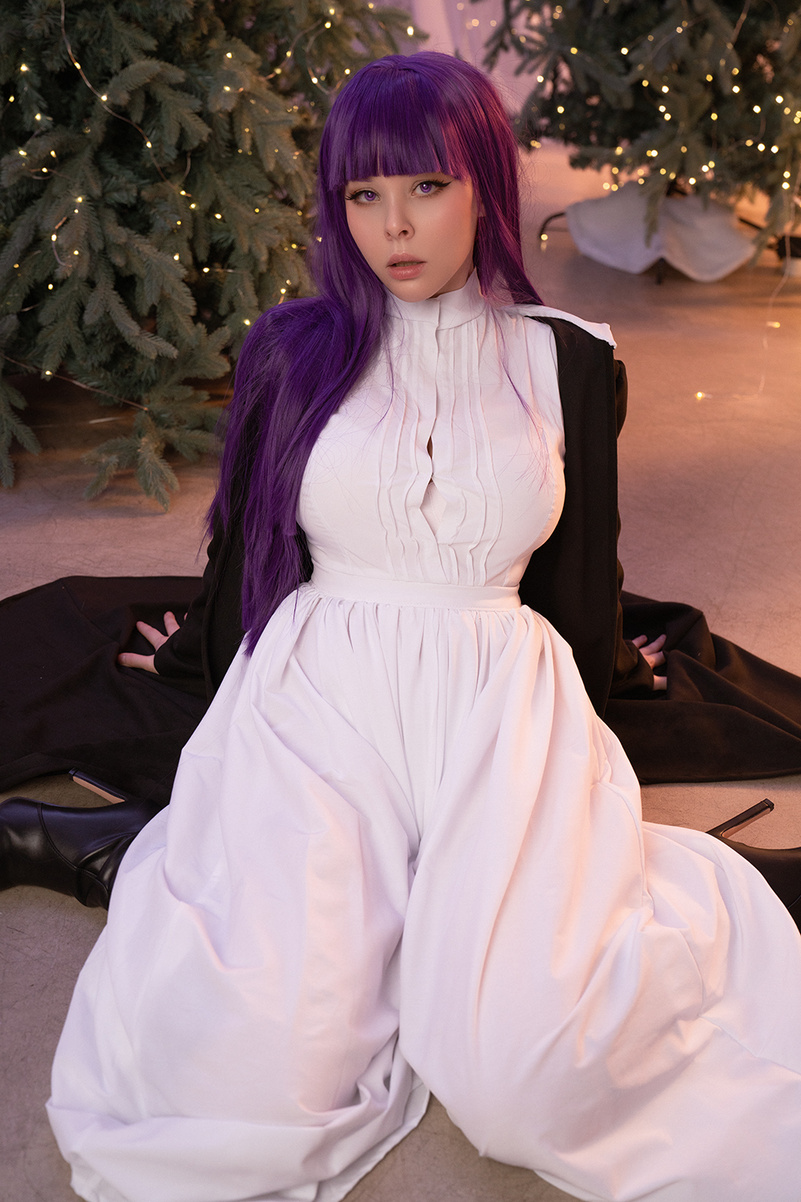 Frieren - Beyond Journeys End - Fern Cosplay character costume portrait