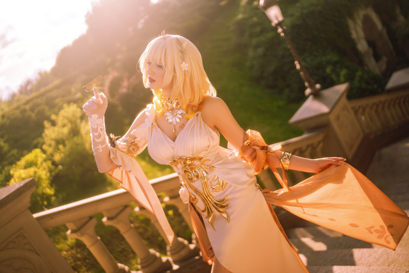 Honkai - Star Rail - Aglaea Cosplay character costume portrait