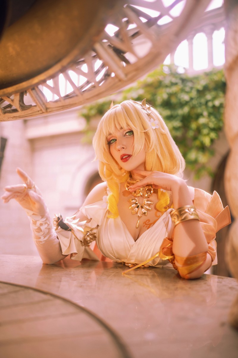 Honkai - Star Rail - Aglaea Cosplay full body character photo