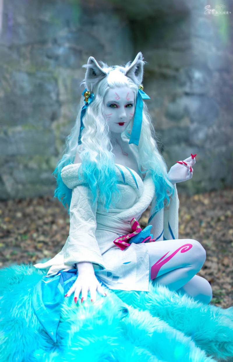 League of Legends - Ahri Cosplay full body portrait