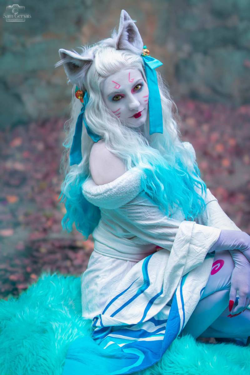 League of Legends - Ahri Cosplay full length photo