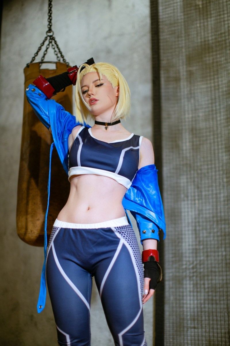 Street Fighter 6 - Cammy White (Killer Bee) Cosplay character costume portrait