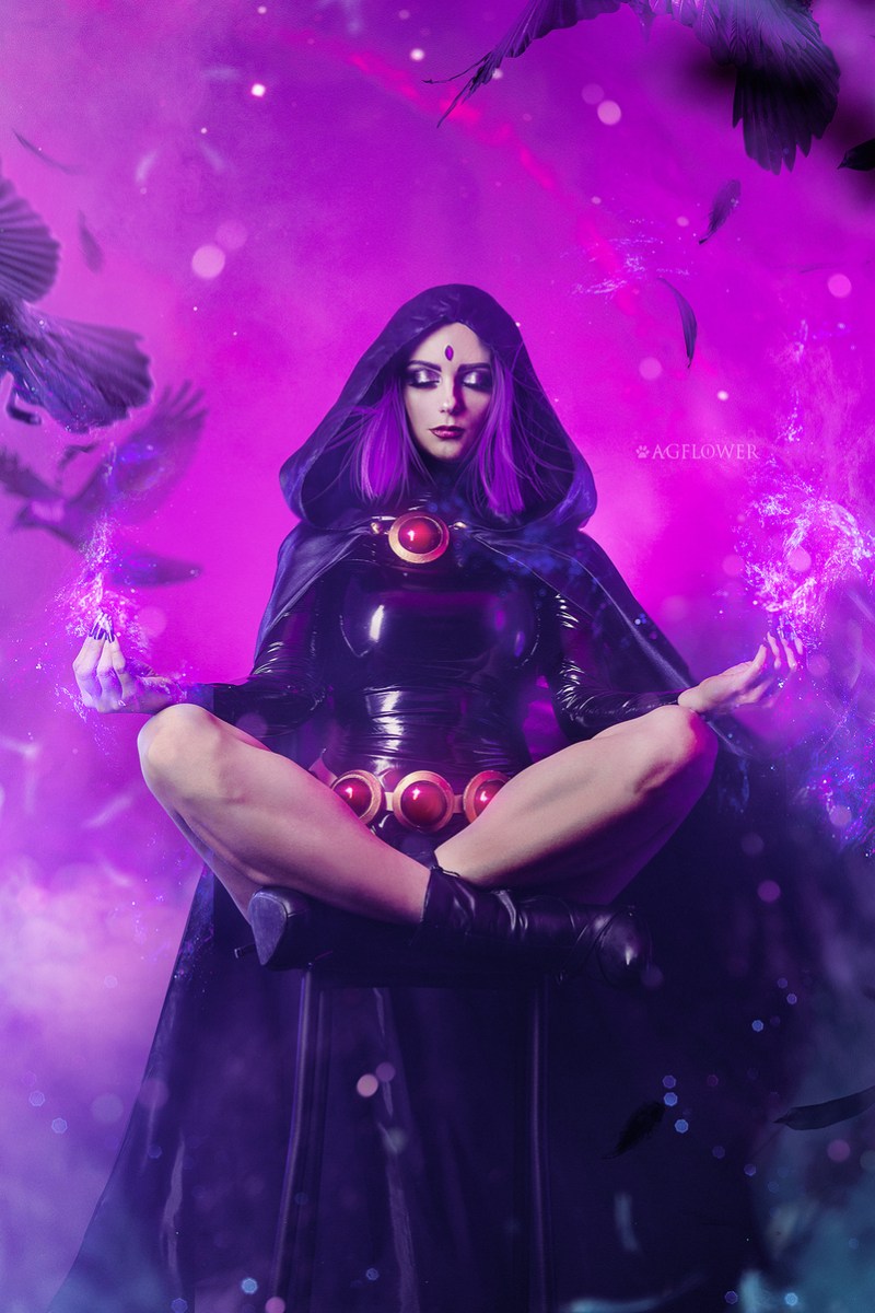 Teen Titans - Raven (Rachel Roth) Cosplay full length photo