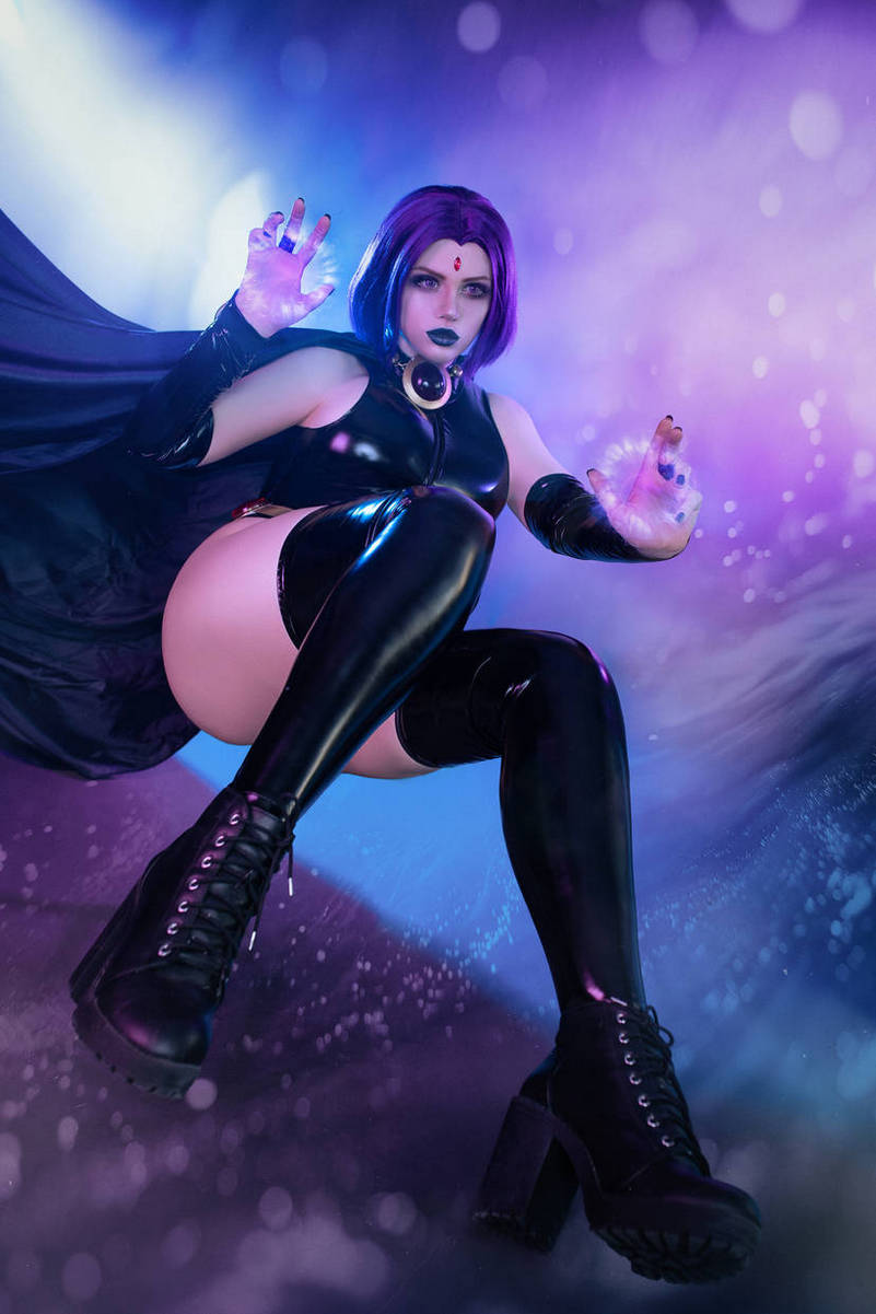 Teen Titans - Raven (Rachel Roth) Cosplay full length photo