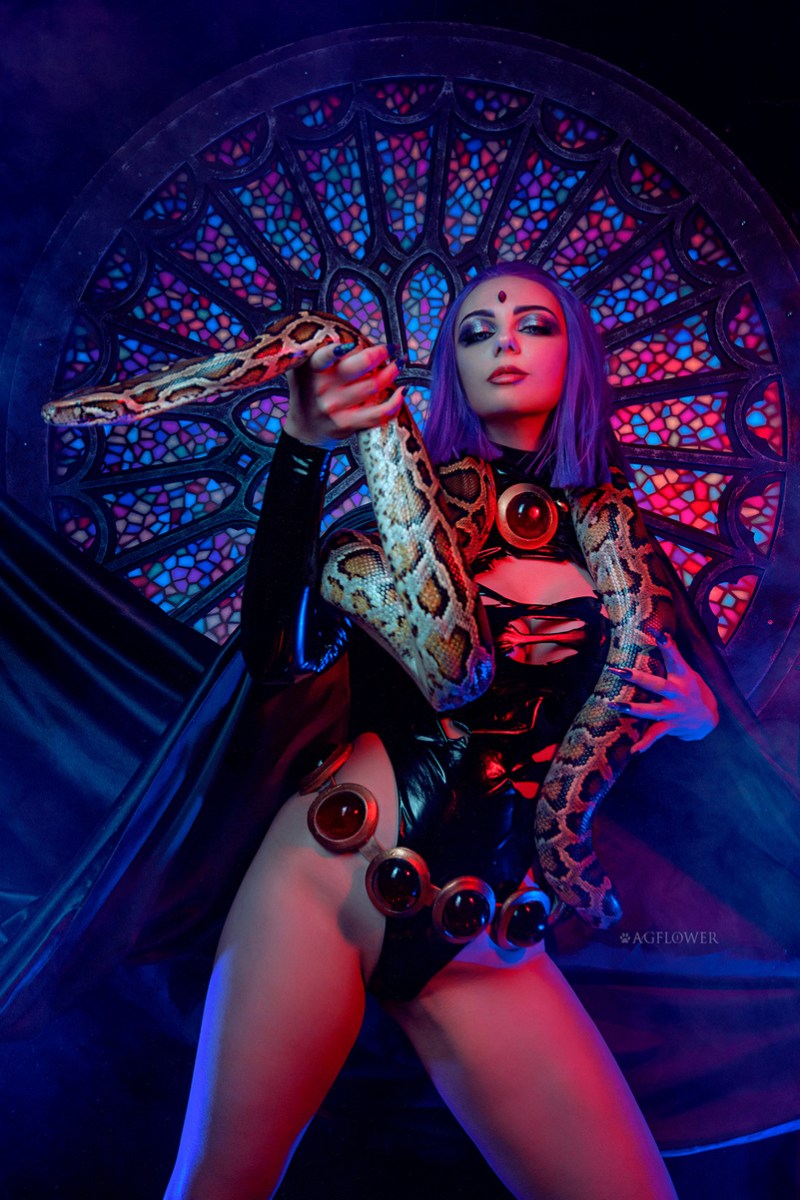 Teen Titans - Raven (Rachel Roth) Cosplay character costume portrait