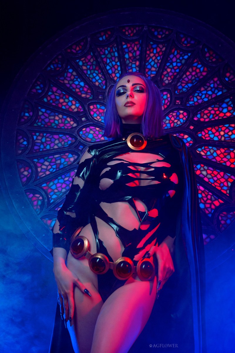 Teen Titans - Raven (Rachel Roth) Cosplay full body character photo