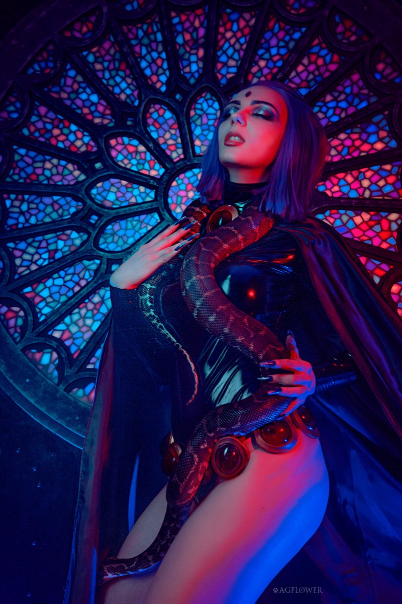 Teen Titans - Raven (Rachel Roth) Cosplay costume showcase portrait
