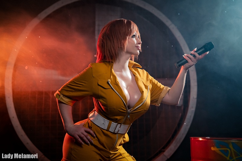 Teenage Mutant Ninja Turtles - April O Neil Cosplay full length photo