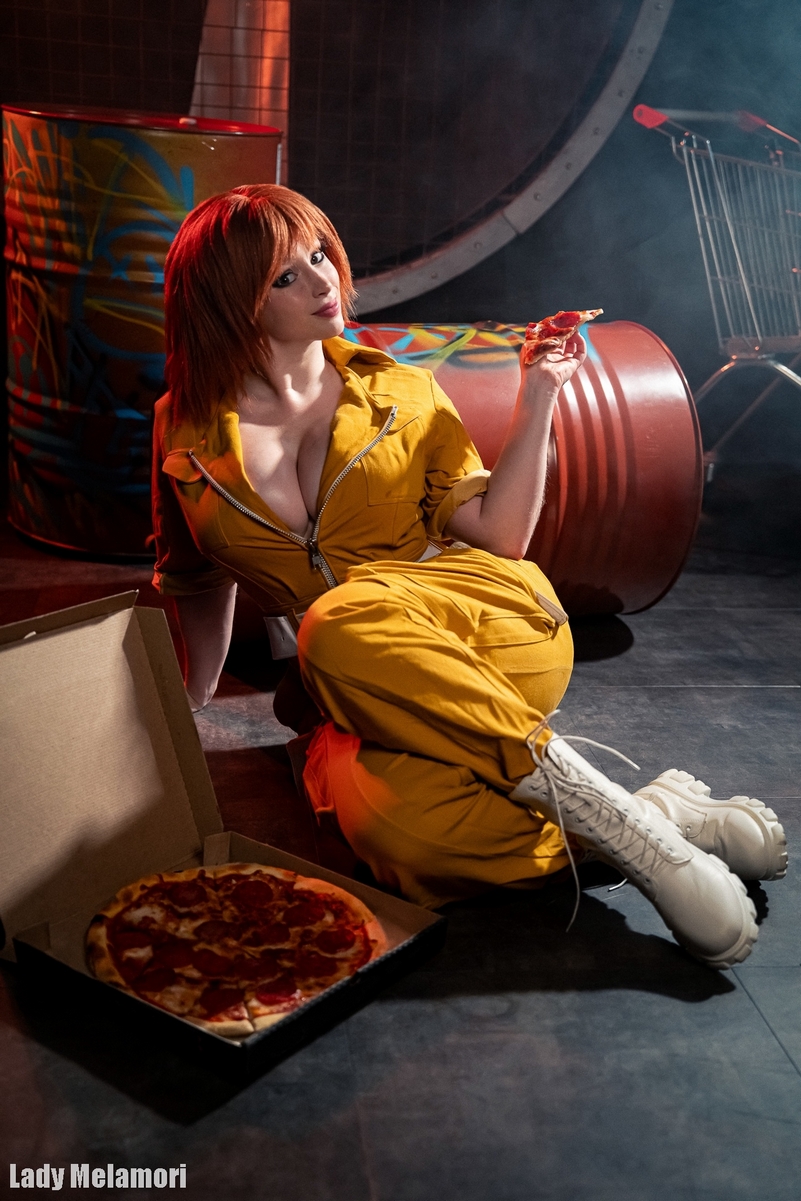 Teenage Mutant Ninja Turtles - April O Neil Cosplay full body character photo