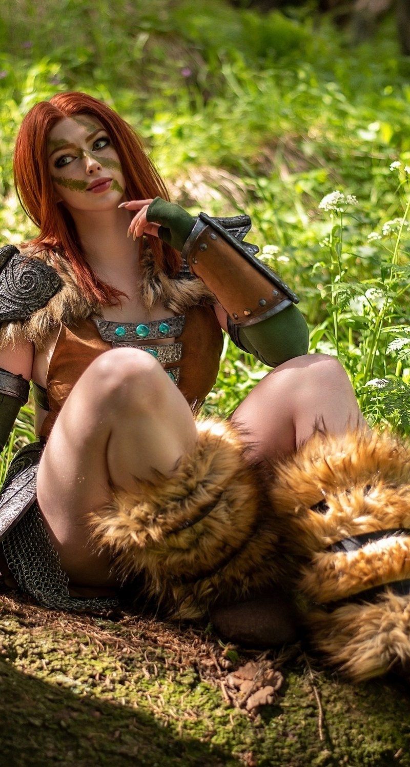 The Elder Scrolls 5 - Skyrim - Aela the Huntress Cosplay full length photo