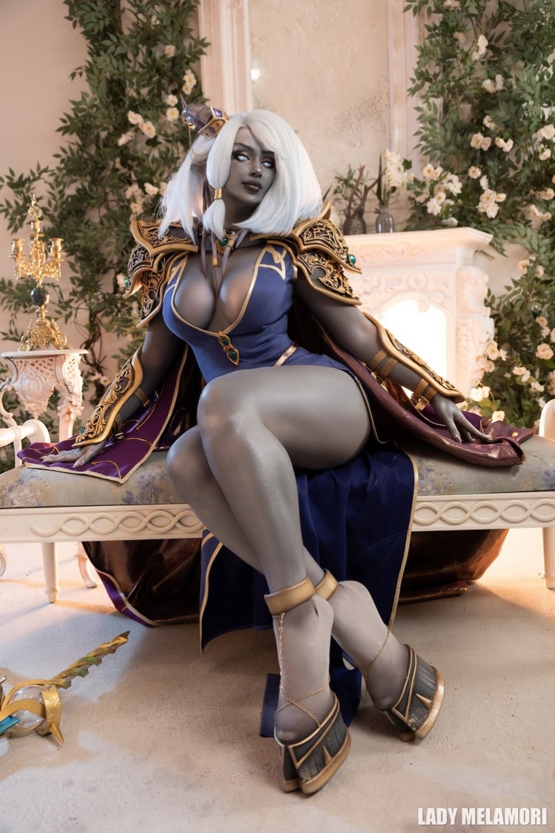 World of Warcraft - The Burning Crusade - Draenei (Mage) Cosplay full body portrait