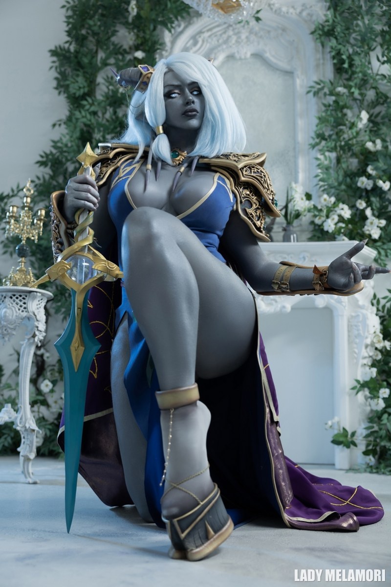 World of Warcraft - The Burning Crusade - Draenei (Mage) Cosplay costume showcase portrait