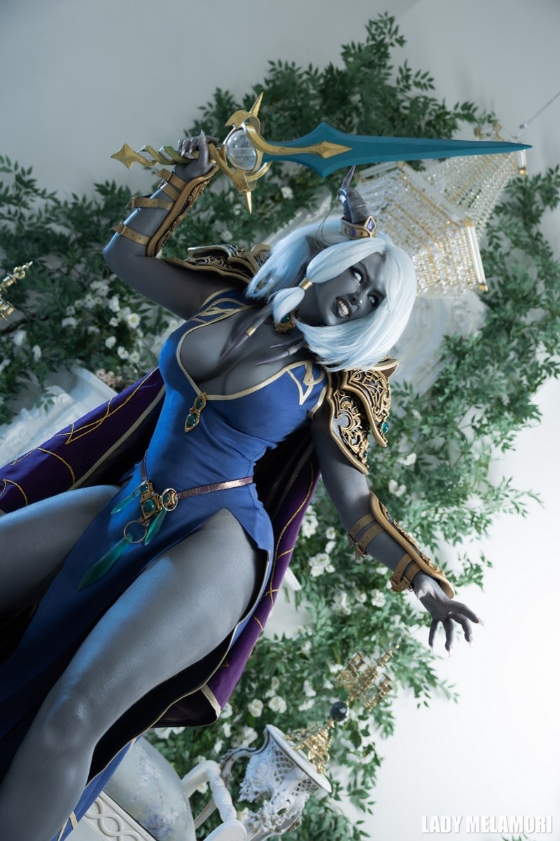 World of Warcraft - The Burning Crusade - Draenei (Mage) Cosplay anime character costume photo