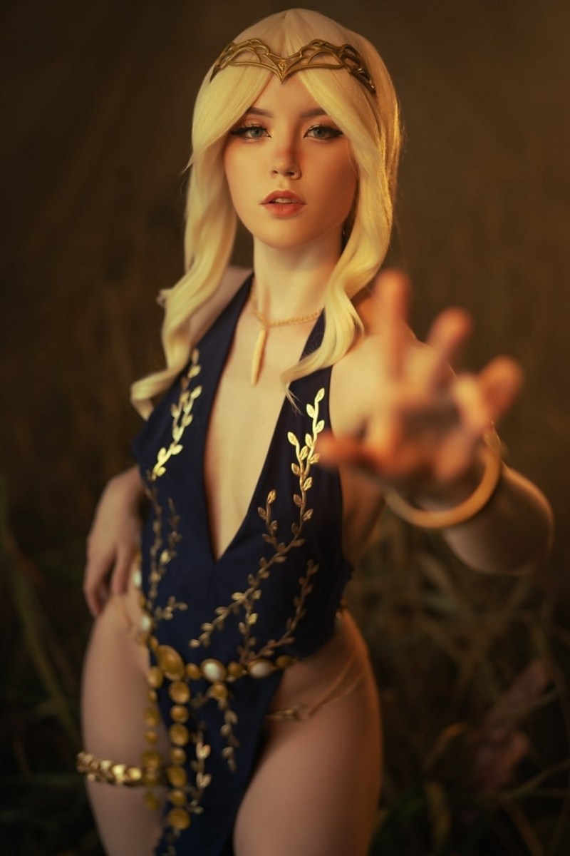 Elden Ring Queen Marika the Eternal Cosplay 3