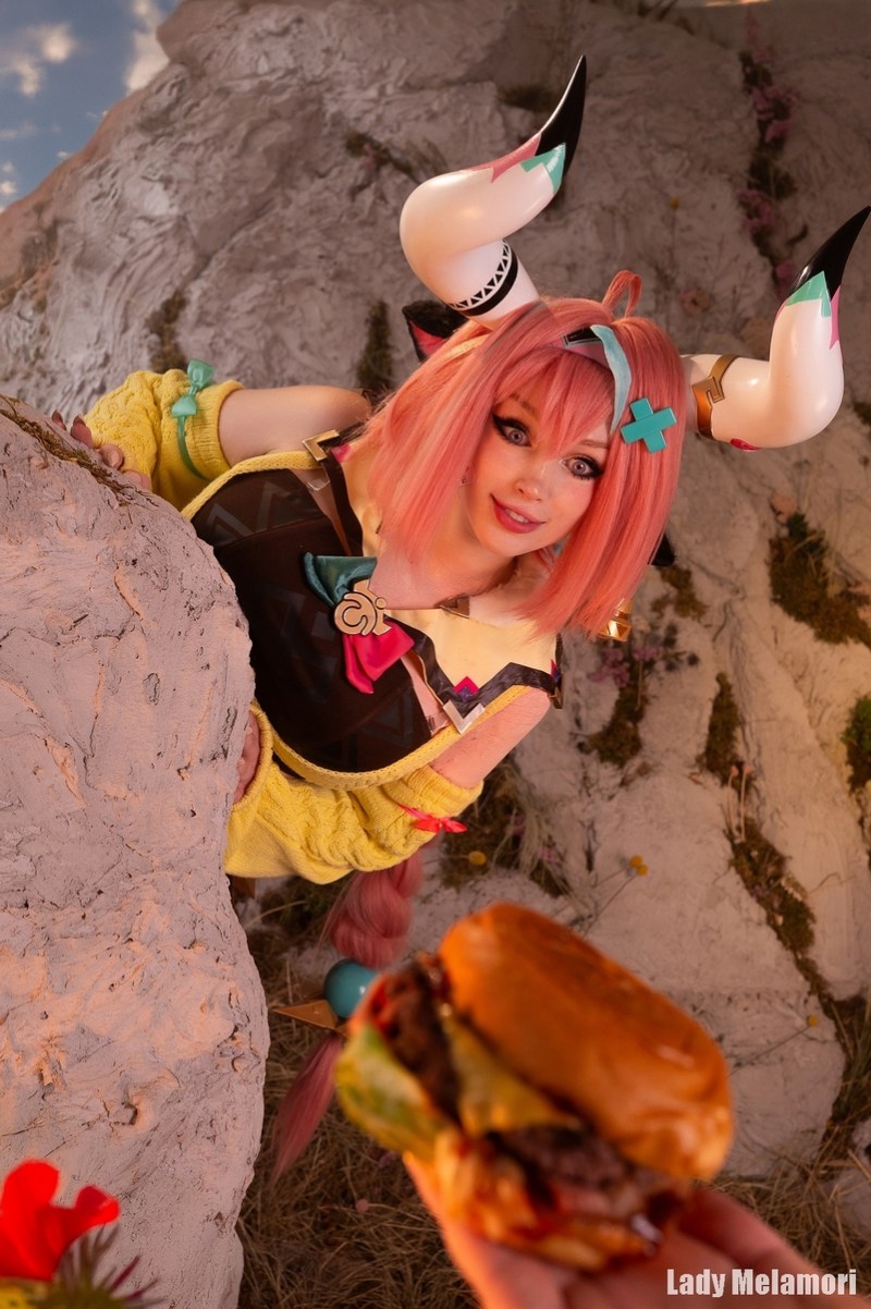 Genshin Impact Varesa Strength in Serenity Sugar Rush Cosplay 5