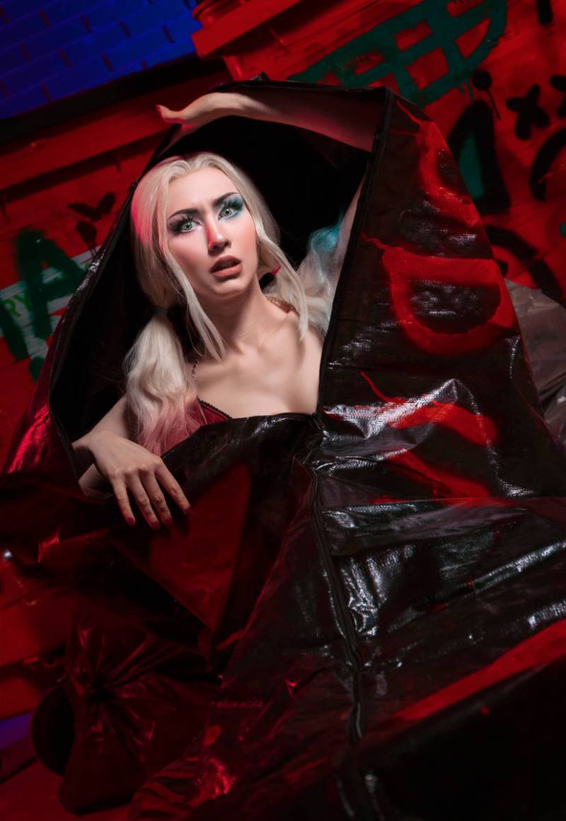Harley Quinn - Harley Quinn (Harleen Frances Quinzel) Cosplay full body portrait