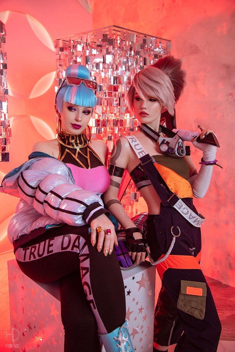 League of Legends - Akali Jhomen Tethi & Qiyana Yunalai Cosplay full body portrait