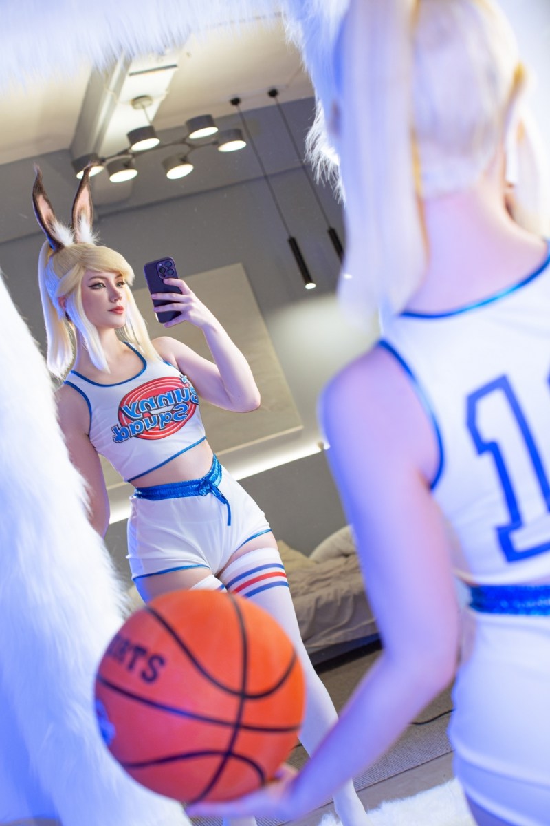 Looney Tunes - Lola Bunny Cosplay full length photo