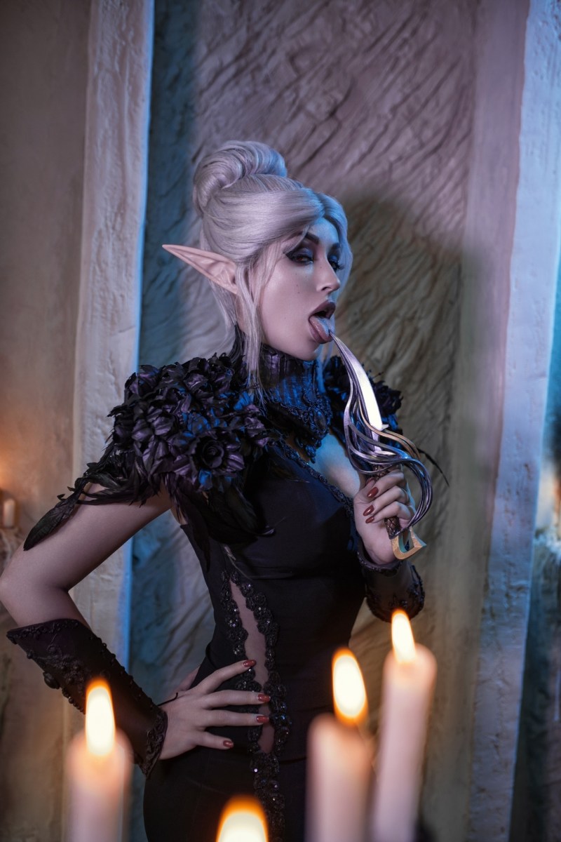 Baldurs Gate 3 - Minthara Baenre (Nightwarden) Cosplay full body portrait