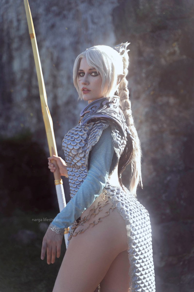 Baldurs Gate 3 - Shadowheart (Jenevelle Hallowleaf) Cosplay full length character portrait