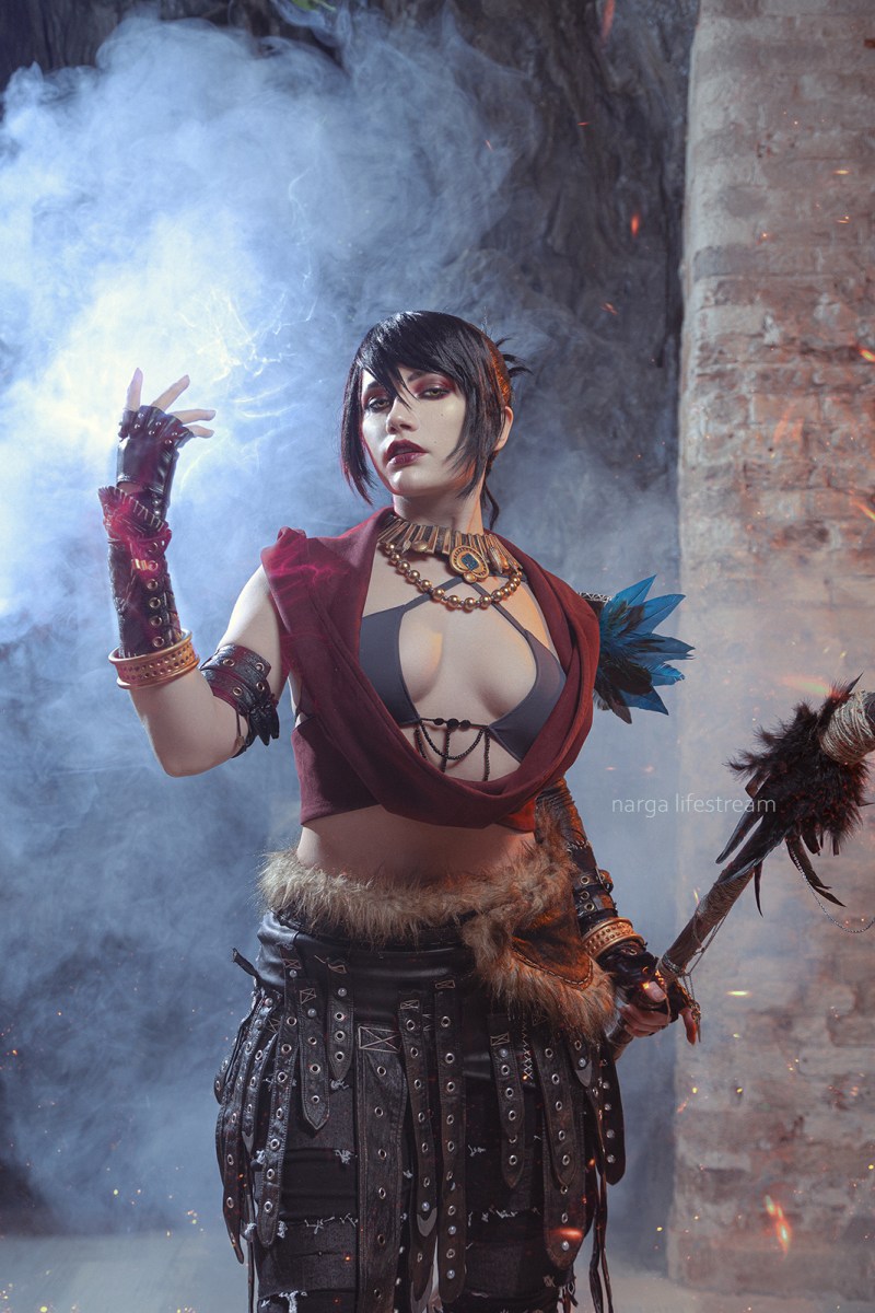 Dragon Age - Origins - Morrigan (Witch of the Wilds) Cosplay full body portrait