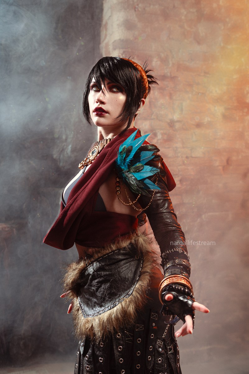 Dragon Age - Origins - Morrigan (Witch of the Wilds) Cosplay full length photo
