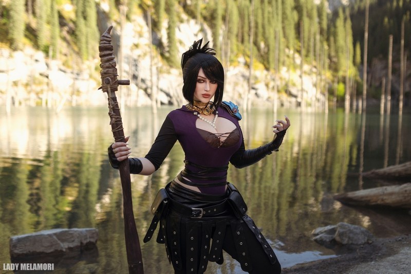 Dragon Age - Origins - Morrigan (Witch of the Wilds) Cosplay - soft focus shot