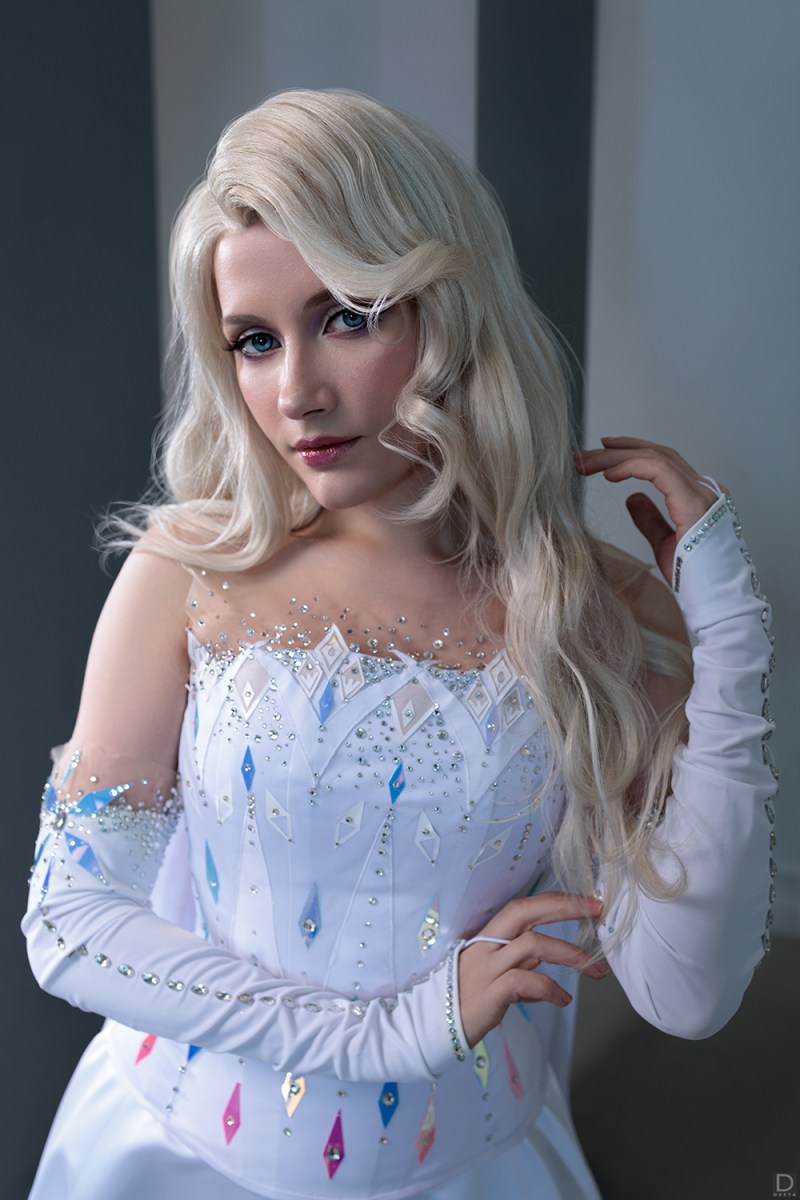 Frozen 2 - Elsa Cosplay full length photo