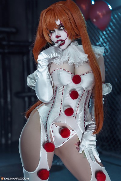 It - Pennywise the Dancing Clown (Female) Cosplay