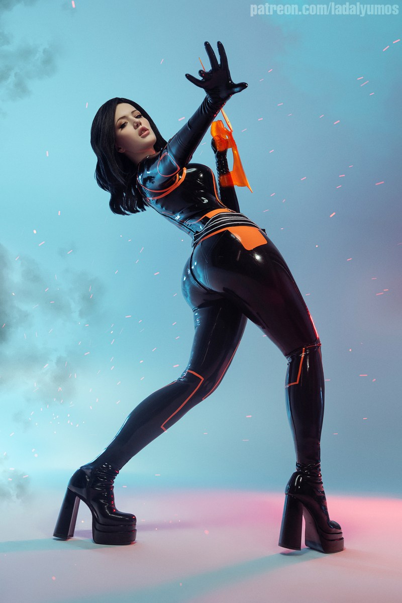 Mass Effect 2 - Miranda Lawson Cosplay full body portrait