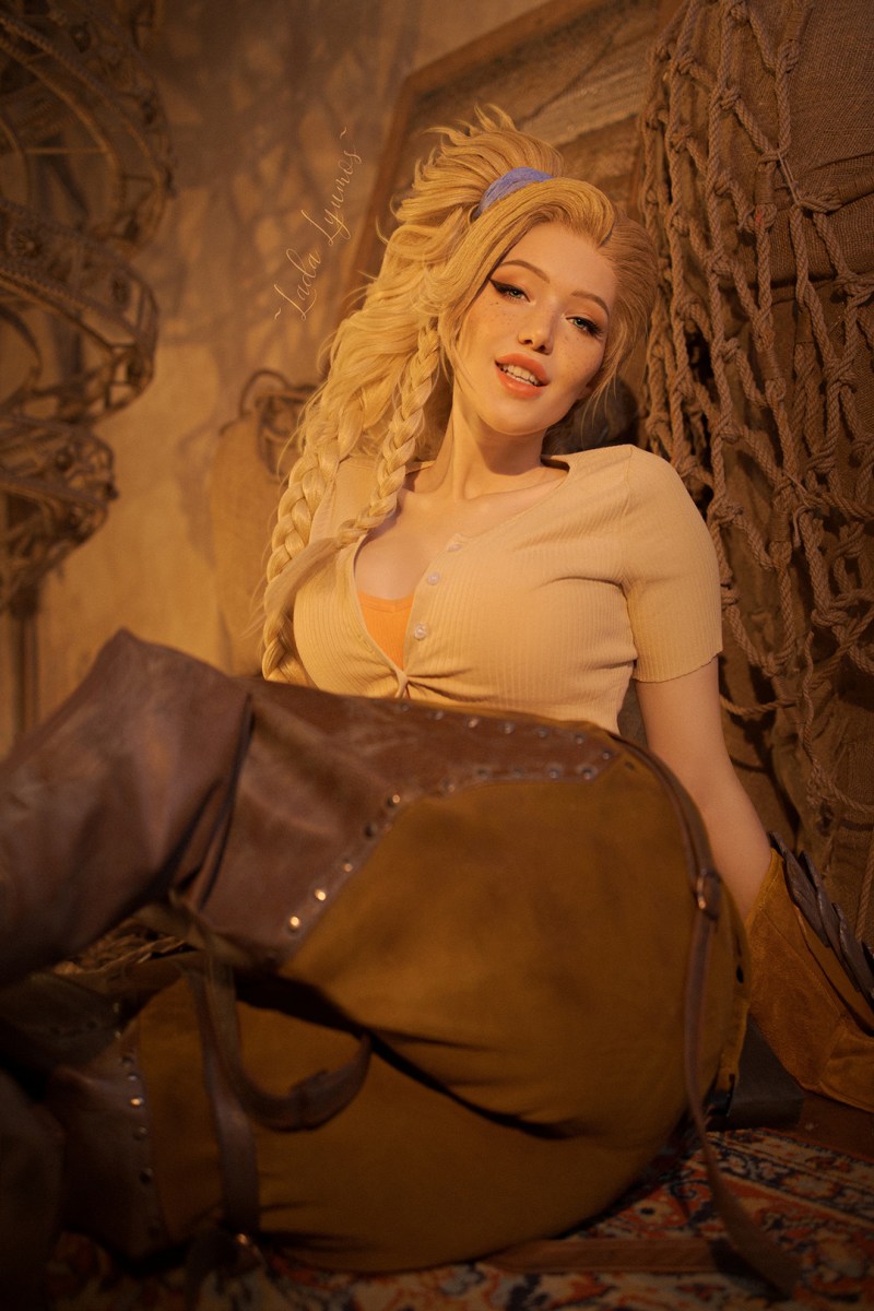 Monster Hunter Wilds - Gemma Cosplay - soft focus costume shot Monster Hunter Wilds - Gemma Cosplay - soft focus costume shot