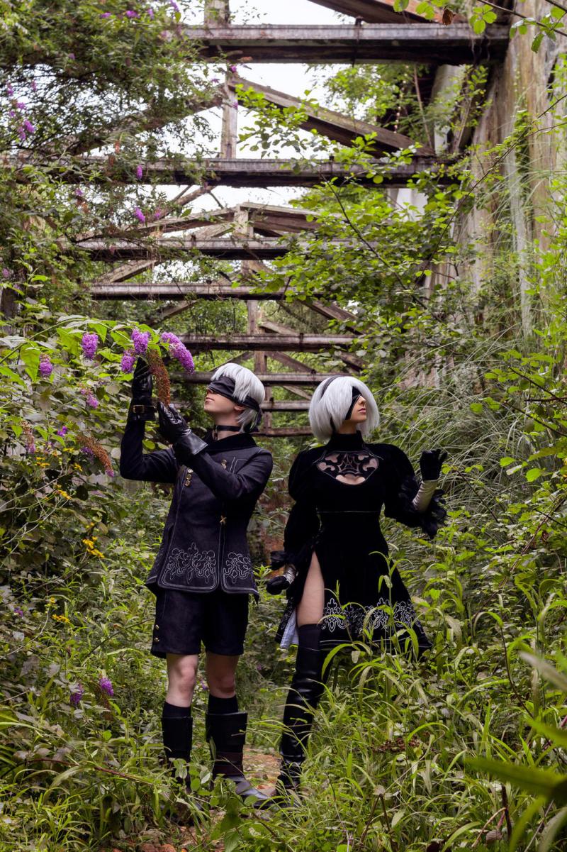 NieR AutomatA - 2B (YoRHa No.2 Type-B) & 9S (YoRHa No.9 Type S) Cosplay full body portrait