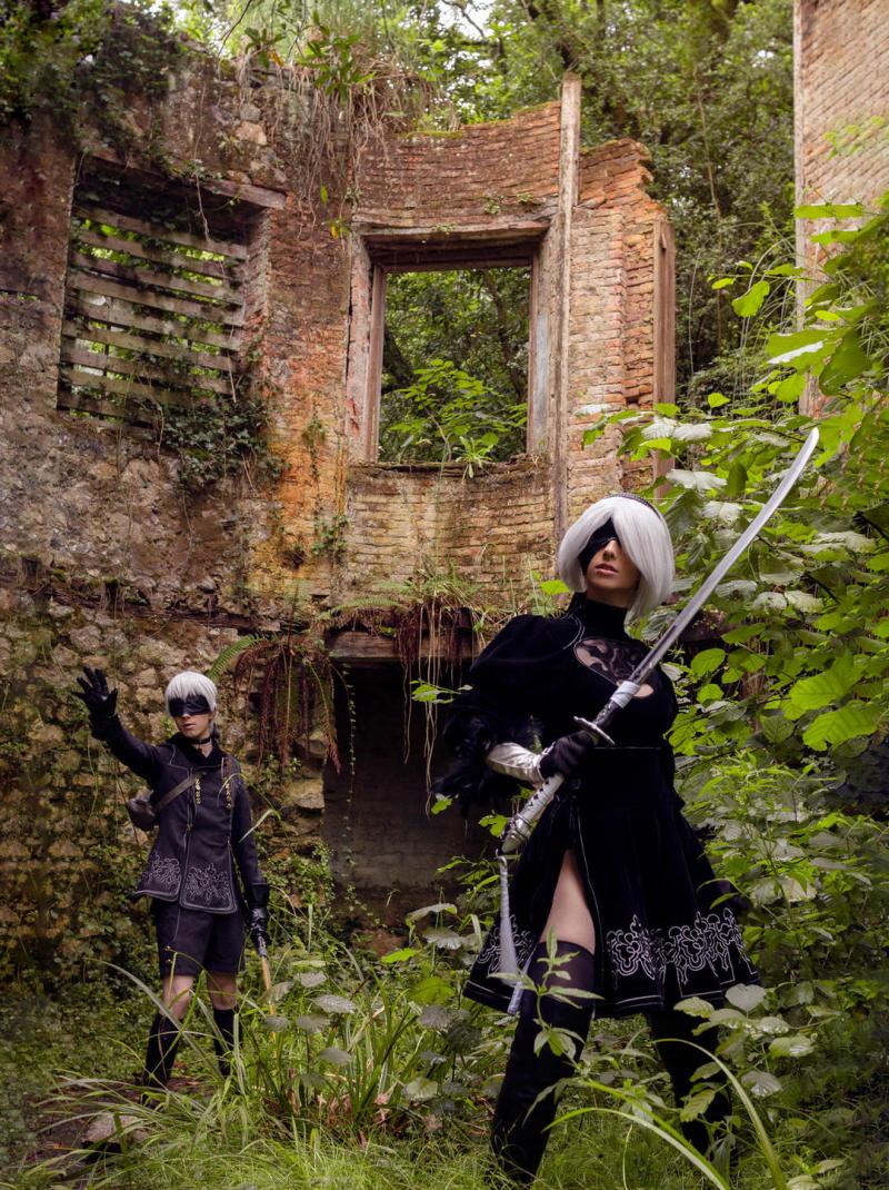 NieR AutomatA - 2B (YoRHa No.2 Type-B) & 9S (YoRHa No.9 Type S) Cosplay full length photo