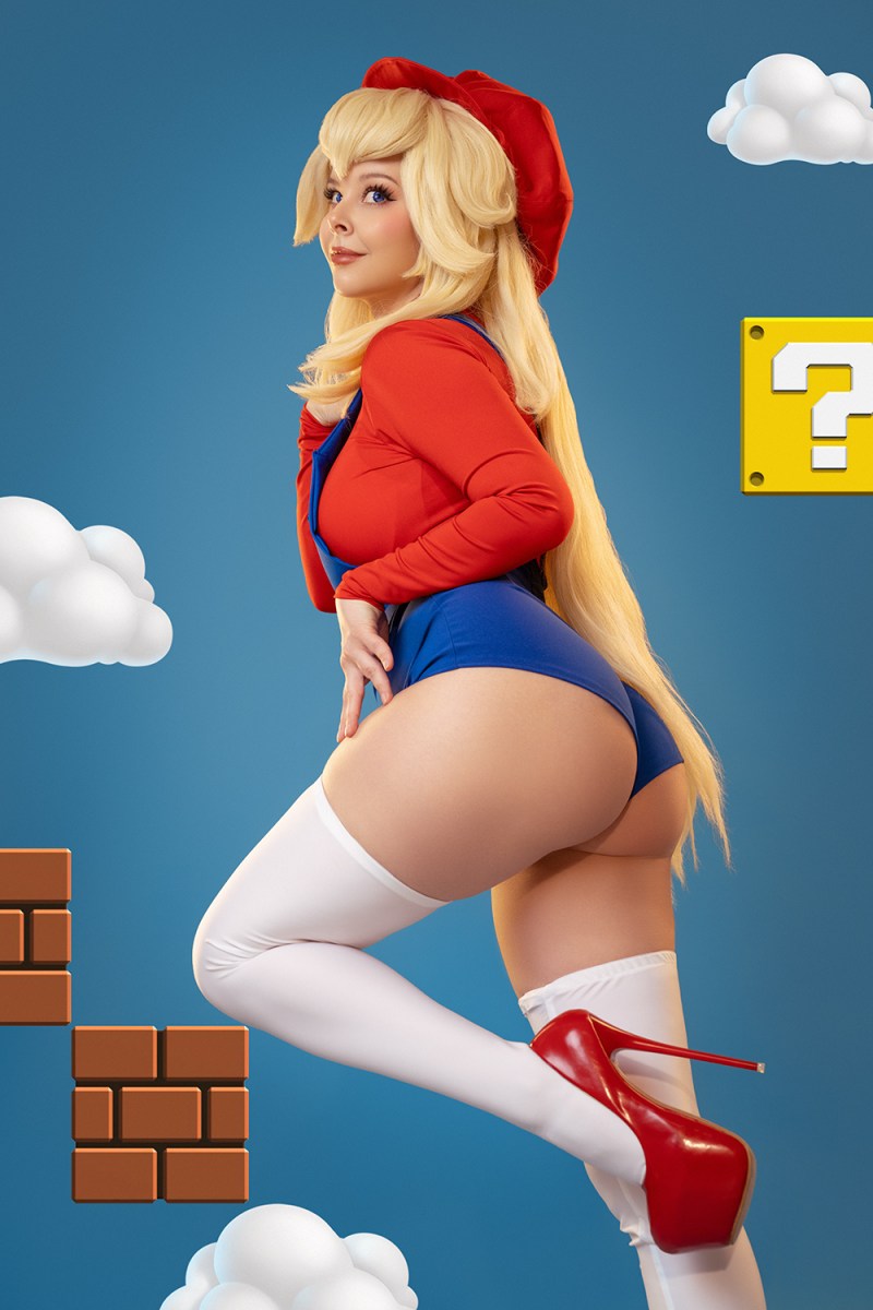 Super Mario Bros - Princess Peach Cosplay - portrait photo