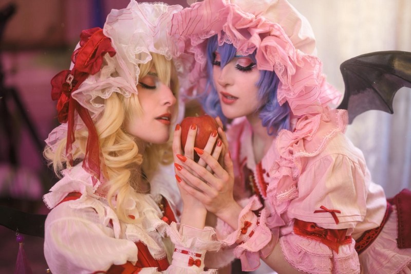 Touhou Project - Embodiment of Scarlet Devil - Remilia Scarlet &amp; Flandre Scarlet Cosplay - costume show