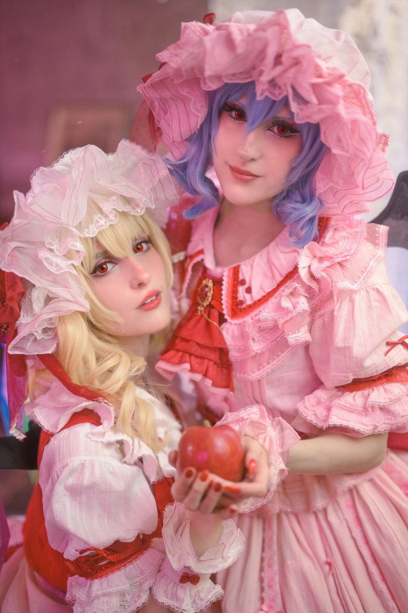 Touhou Project - Embodiment of Scarlet Devil - Remilia Scarlet & Flandre Scarlet Cosplay - full length port. Touhou Project - Embodiment of Scarlet Devil - Remilia Scarlet & Flandre Scarlet Cosplay - full length port.