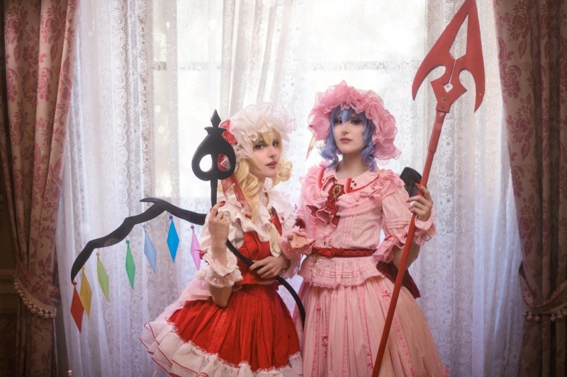 Touhou Project - Embodiment of Scarlet Devil - Remilia Scarlet &amp; Flandre Scarlet Cosplay - body photo