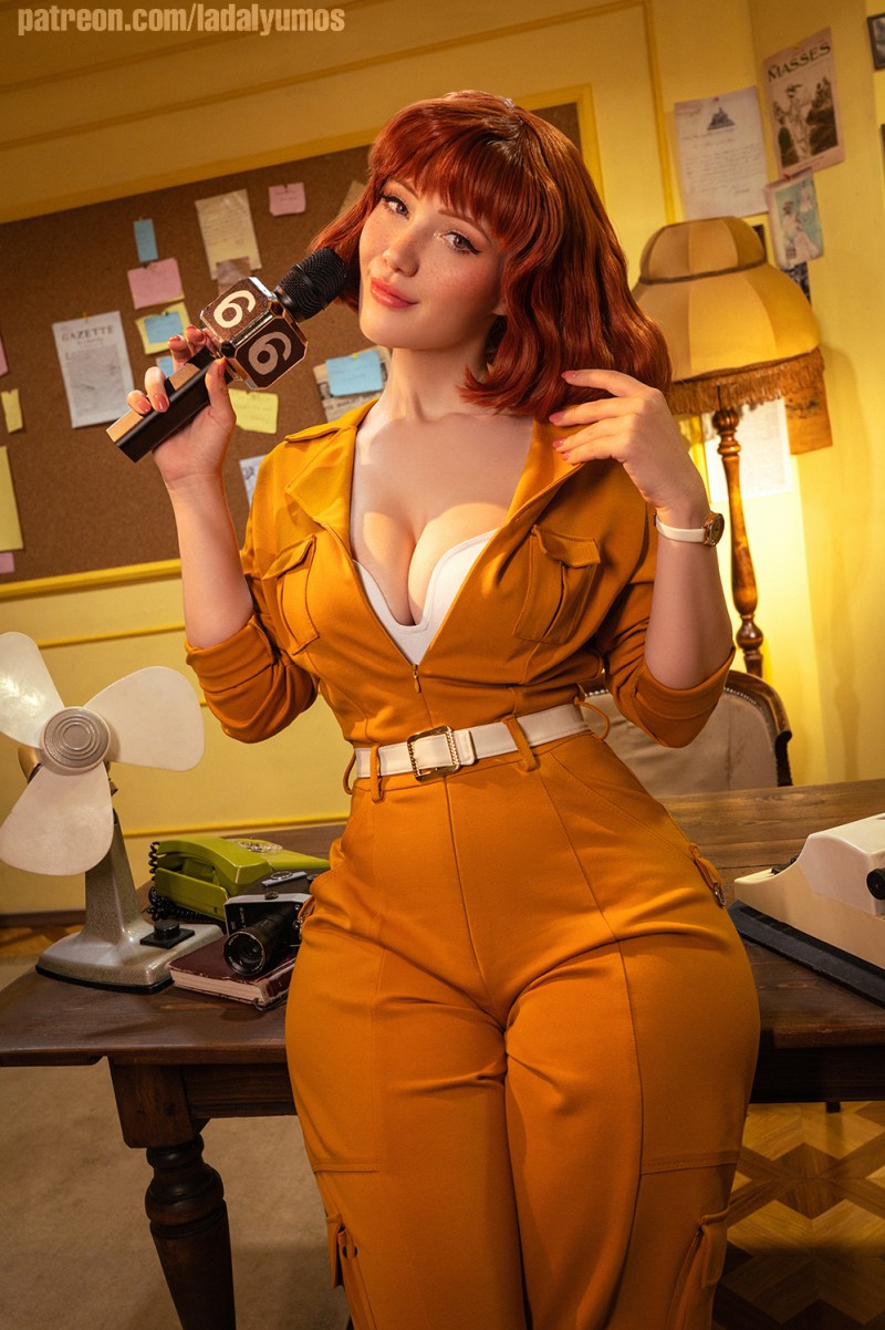 Teenage Mutant Ninja Turtles - April O Neil Cosplay full length photo