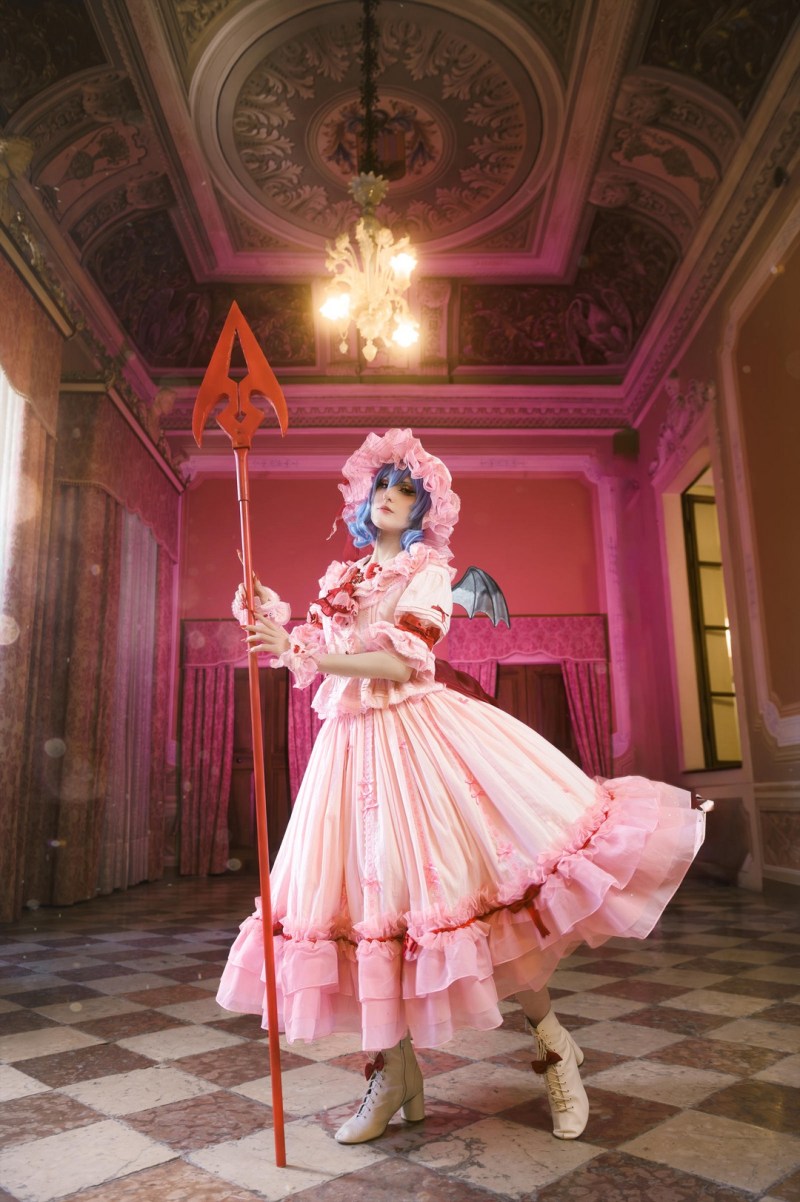 Touhou Project - Embodiment of Scarlet Devil - Remilia Scarlet Cosplay - MartinaEdelstein #03 - full length photo Touhou Project - Embodiment of Scarlet Devil - Remilia Scarlet Cosplay - MartinaEdelstein #03 - full length photo