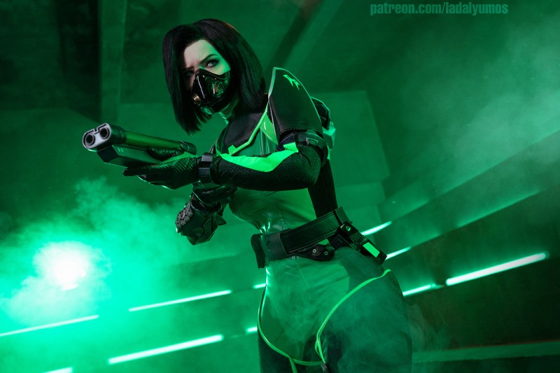 Valorant - Sabine Callas (Viper) Cosplay - full length photo