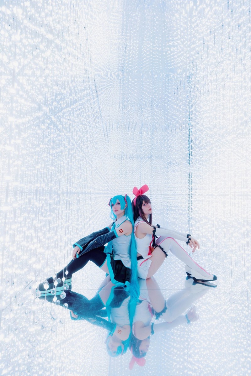Vocaloid - Hatsune Miku &amp; Kizuna AI Cosplay - MartinaEdelstein #02 - artistic framing