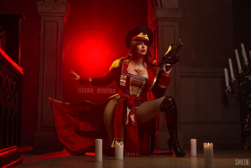 Warhammer 40 000 - Varies (Commissar) Cosplay full length character portrait