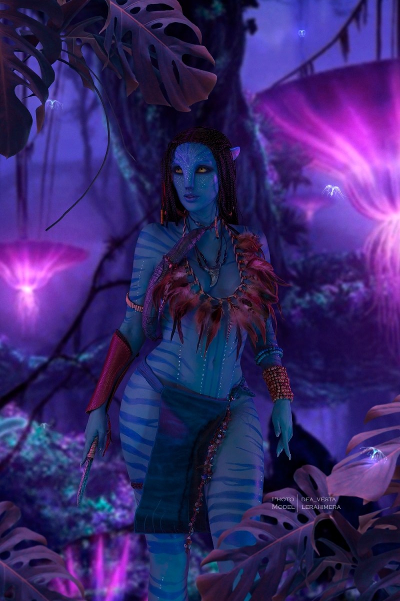 Avatar - Neytiri te Tskaha Moatite (Neytiri) (Navi Princess of the Omaticaya Clan) Cosplay full body portrait