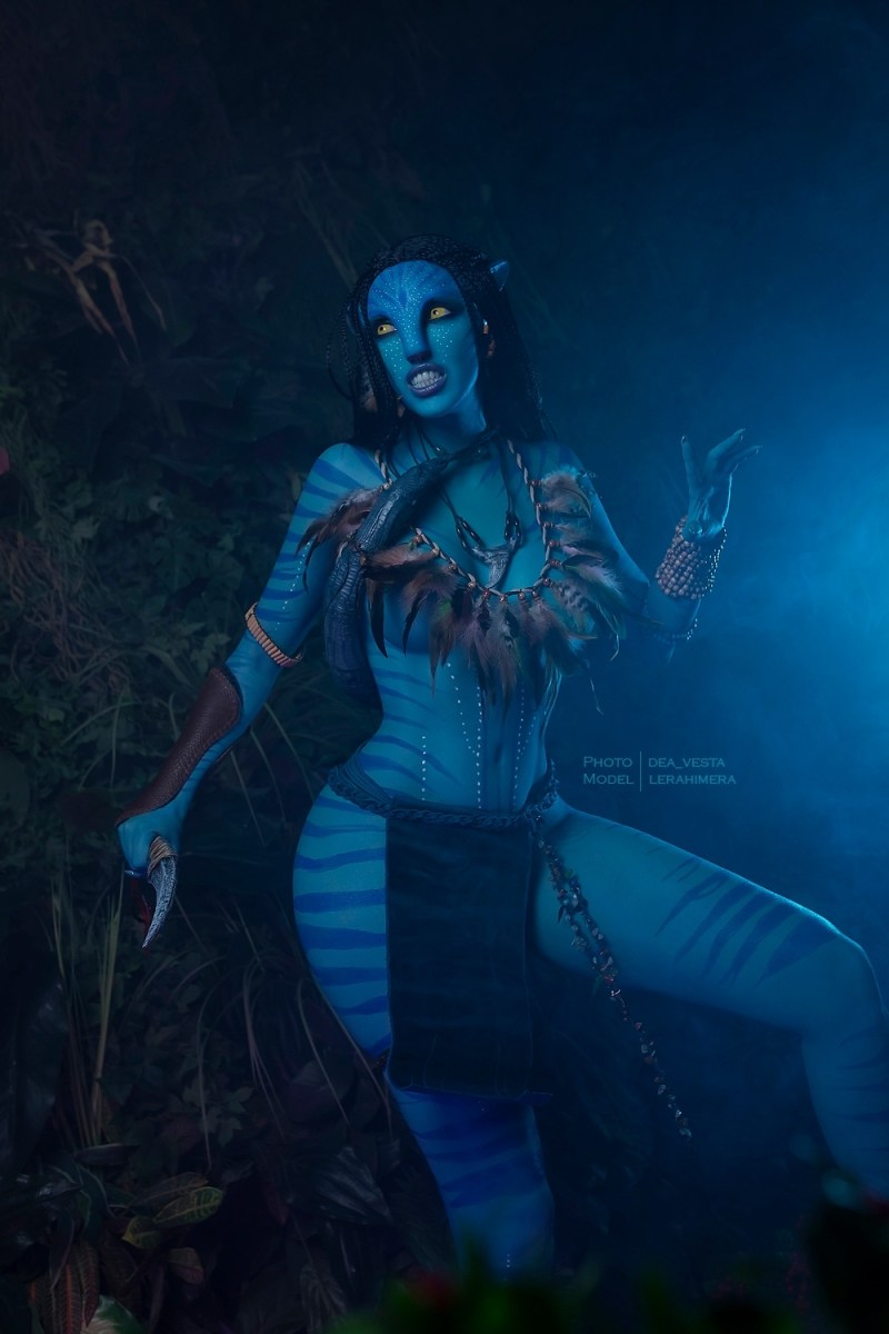 Avatar - Neytiri te Tskaha Moatite (Neytiri) (Navi Princess of the Omaticaya Clan) Cosplay full length character portrait