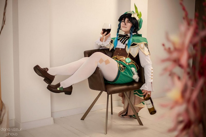 Genshin Impact - Venti Cosplay - Daria Lazur #04 - full length character portrait Genshin Impact - Venti Cosplay - Daria Lazur #04 - full length character portrait