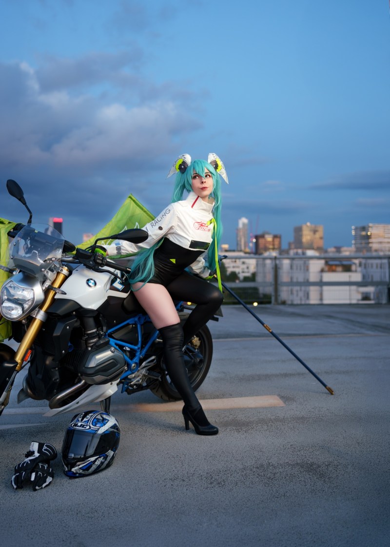Goodsmile Racing - Hatsune Miku (Hatsune Miku GT Project) Cosplay - ThanatosArts #01 - soft focus shot